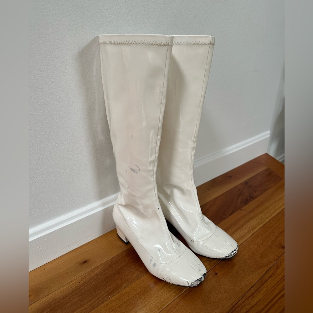 Elegant White Heeled Boots